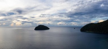 Güzel, sığ resif büyüme uzak Adaları Papua Yeni Gine Hava bir görünümünü gösterir. Bu tropikal bölge nedeniyle yüksek deniz biyoçeşitliliği Mercan Üçgeni parçasıdır.
