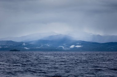 Bulutlar Papua Yeni Gine üzerinden yeni Britanya Adası toplamak. Bu uzak tropikal bölge onun ıslak hava ve limanları olağanüstü deniz biyolojik çeşitlilik için tanınır.