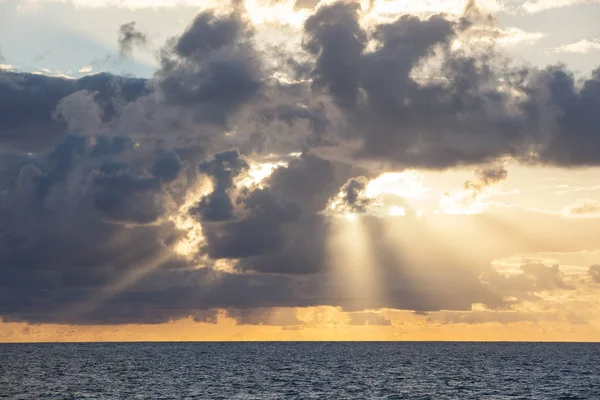 Una Splendida Alba Illumina Nuvole Alla Deriva Sopra Mar Dei — Foto Stock