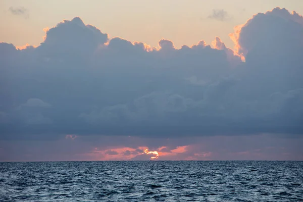 Lever Soleil Paisible Illumine Les Nuages Qui Dérivent Dessus Mer — Photo