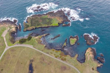 Pasifik Okyanusu'nun soğuk suları Mendocino'daki kayalık Kuzey Kaliforniya kıyı şeridine karşı yıkanır. Bu doğal kıyı alanı, San Francisco'nun kuzeyinde birkaç saatlik sürüşle yer alır.. 