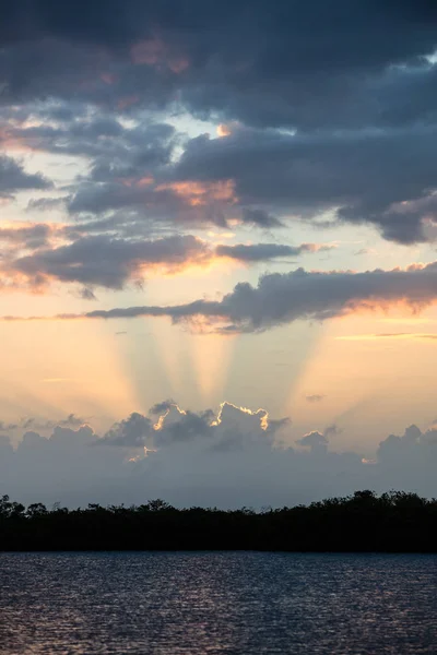 Sol Poniente Ilumina Cielo Las Nubes Deriva Sobre Mar Caribe —  Fotos de Stock