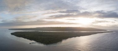 Endonezya 'nın Sulawesi sahilinin açıklarında cennet gibi bir ada üzerine uzak bir tatil köyü inşa edilmiştir. Wakatobi tatil köyü çevresindeki resifler ve mevsimsel rüzgarlar nedeniyle dalgıçlar, şnorkelciler ve uçurtma sörfçüleri için favoridir..