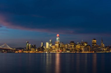 San Francisco silueti kuzey Kaliforniya kenti şafakta görülür. Bu güzel şehir San Francisco Körfezi ve Pasifik Okyanusu ile çevrilidir..