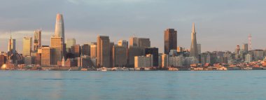 San Francisco silueti kuzey Kaliforniya kenti şafakta görülür. Bu güzel şehir San Francisco Körfezi ve Pasifik Okyanusu ile çevrilidir..