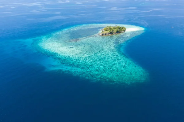 Pohled Ptačí Perspektivy Idylický Ostrov Obklopen Zdravým Korálovým Útesem Národním — Stock fotografie