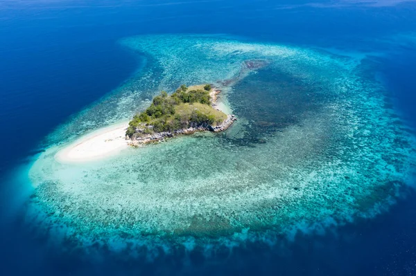 Pohled Ptačí Perspektivy Idylický Ostrov Obklopen Zdravým Korálovým Útesem Národním — Stock fotografie