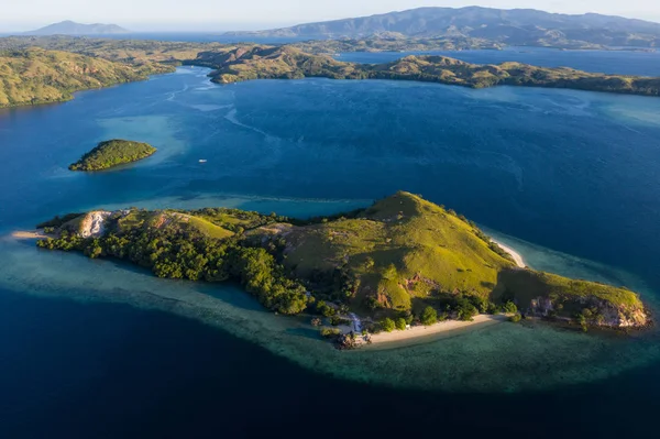 Pohled Ptačí Perspektivy Malý Ostrov Obklopen Zdravým Korálovým Útesem Národním — Stock fotografie