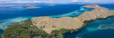 Kuş bakışı bakıldığında, engebeli bir ada Komodo Milli Parkı, Endonezya bir mangrov ve resif ile çevrilidir. Bu tropik alan, deniz biyolojik çeşitliliği nin yanı sıra ejderhaları ile de bilinir..