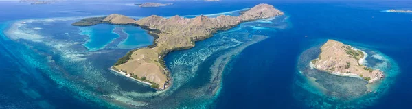 Sett Fågelperspektiv Idylliska Öar Omgivna Friska Korallrev Komodo National Park — Stockfoto