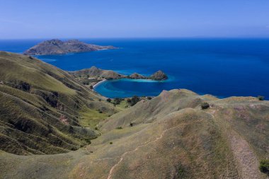 Kuş bakışı bakıldığında, mavi Pasifik Okyanusu Komodo Milli Parkı, Endonezya engebeli bir ada çevreleyen. Bu tropik alan, deniz biyolojik çeşitliliği nin yanı sıra ejderhaları ile de bilinir..