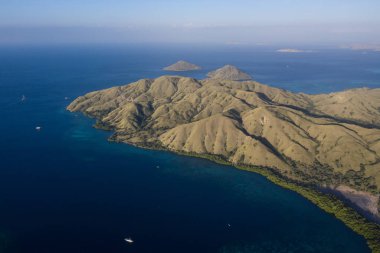 Kuş bakışı bakıldığında, mavi Pasifik Okyanusu Endonezya Komodo engebeli ada çevreleyen. Bu tropik alan, deniz biyolojik çeşitliliği nin yanı sıra ejderhaları ile de bilinir..