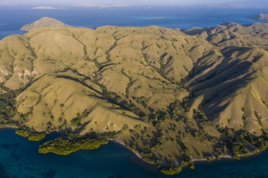 Kuş bakışı bakıldığında, mavi Pasifik Okyanusu Endonezya Komodo engebeli ada çevreleyen. Bu tropik alan, deniz biyolojik çeşitliliği nin yanı sıra ejderhaları ile de bilinir..