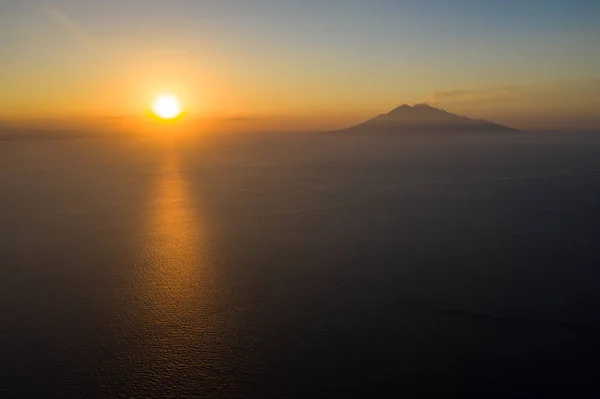 夕日のシルエットサンゲアンアピ コモド国立公園のすぐ外に位置する活火山 インドネシア このエリアはリング ファイアの一部です — ストック写真