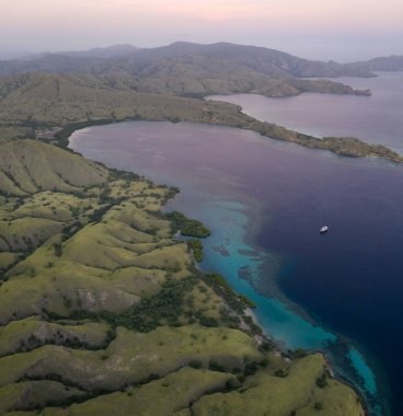 Bir kuş bakışı bakıldığında, Komodo Milli Parkı, Endonezya doğal adalar üzerinde şafak tatili. Bu tropik alan, deniz biyolojik çeşitliliği nin yanı sıra ejderhaları ile de bilinir..