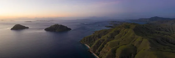 Sett Fågelperspektiv Gryning Bryter Över Natursköna Öar Komodo National Park — Stockfoto