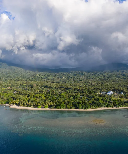 Regnmoln Glida Över Den Natursköna Kusten Flores Indonesien Denna Stora — Stockfoto