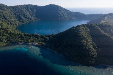 Havadan görünümden seen, Satonda pastoral volkanik ada Endonezya mercan resifi tarafından saçaklı olduğunu. Bu tropikal alan, jeolojik olarak aktif yangın halkası bulunur.
