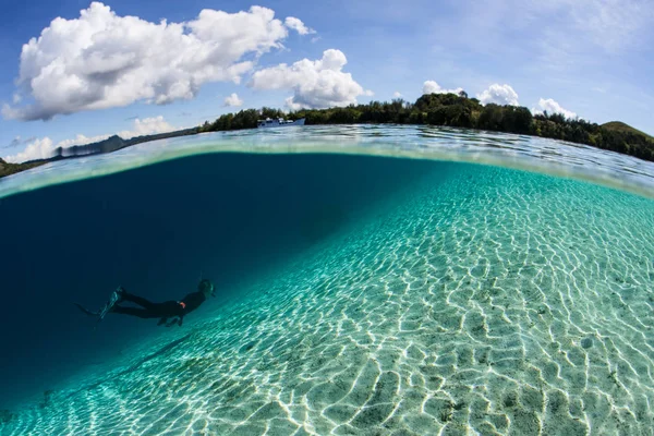 Snorkeler Merülés Egy Homokos Tengerfenék Salamon Szigeteken Trópusi Távoli Térség — Stock Fotó