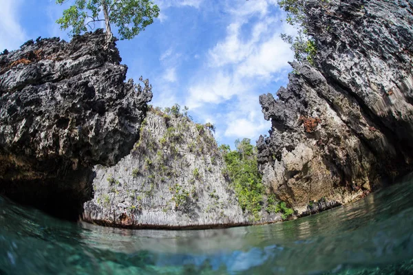 Rugged Limestone Islands Found Raja Ampat Indonesia Remote Tropical Region — Stock Photo, Image