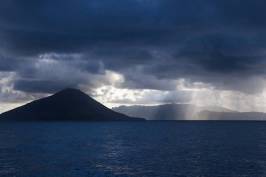 Gunung Api'nin görkemli yanardağı Endonezya'nın Banda Adaları'ndaki deniz manzarasından yükselir. Bu bölge aynı zamanda dünya çapında baharat ticareti bir zamanlar merkezli olduğu Spice Adaları olarak da bilinir.