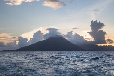 Gunung Api'nin görkemli yanardağı Endonezya'nın Banda Adaları'ndaki deniz manzarasından yükselir. Bu bölge aynı zamanda dünya çapında baharat ticareti bir zamanlar merkezli olduğu Spice Adaları olarak da bilinir.