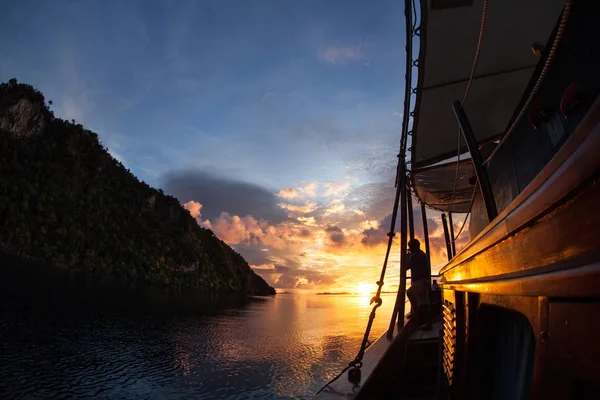 Uno Splendido Tramonto Verifica Tra Aspre Isole Calcaree Raja Ampat — Foto Stock