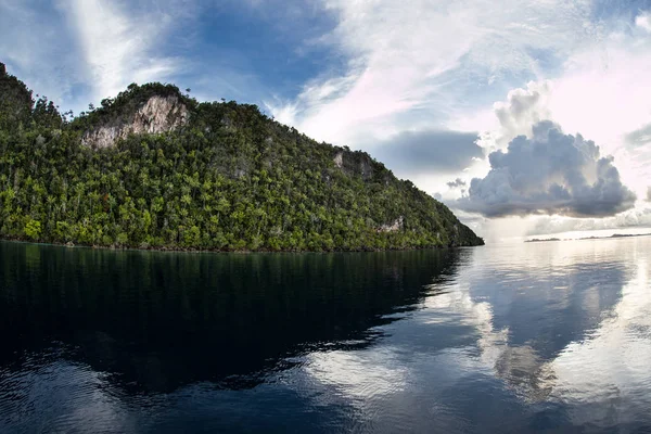 Spokojne Wody Otaczają Odległą Wyspę Wapienia Raja Ampat Indonezja Ten — Zdjęcie stockowe