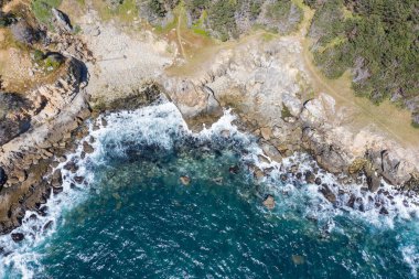 Kuş bakışı bakıldığında, Pasifik Okyanusu Sonoma Kuzey Kaliforniya kayalık kıyılarına karşı yıkar. Bu güzel alan ünlü Pacific Coast Highway paralel çalışır.