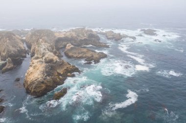 Bir kuş bakışı seen, Pasifik Okyanusu Kuzey California Monterey güneyinde kayalık sahil karşı yıkıyor. Bu güzel alan ünlü Pacific Coast otoyolu paralel çalışır.
