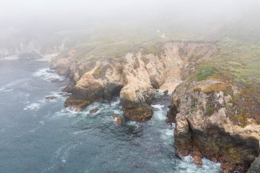 Bir kuş bakışı seen, Pasifik Okyanusu Kuzey California Monterey güneyinde kayalık sahil karşı yıkıyor. Bu güzel alan ünlü Pacific Coast otoyolu paralel çalışır.