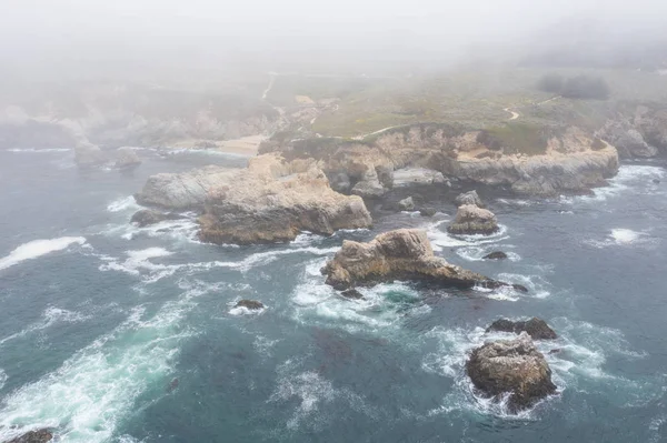 Bir kuş bakışı seen, Pasifik Okyanusu Kuzey California Monterey güneyinde kayalık sahil karşı yıkıyor. Bu güzel alan ünlü Pacific Coast otoyolu paralel çalışır.