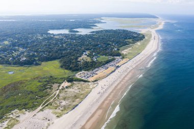Atlantik Okyanusu'nun soğuk suları Cape Cod, Massachusetts'te doğal bir plajı yıkar. New England Bu güzel alan, Boston çok uzak değil, popüler bir yaz tatil beldesidir.