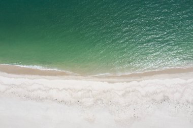 Atlantik Okyanusu'nun soğuk suları Cape Cod, Massachusetts'te doğal bir plajı yıkar. New England Bu güzel alan, Boston çok uzak değil, popüler bir yaz tatil beldesidir.