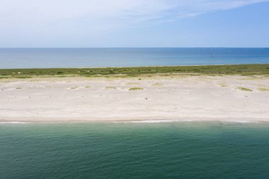 Atlantik Okyanusu'nun soğuk suları Cape Cod, Massachusetts'te doğal bir plajı yıkar. New England Bu güzel alan, Boston çok uzak değil, popüler bir yaz tatil beldesidir.