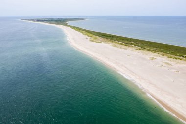 Atlantik Okyanusu'nun soğuk suları Cape Cod, Massachusetts'te doğal bir plajı yıkar. New England Bu güzel alan, Boston çok uzak değil, popüler bir yaz tatil beldesidir.
