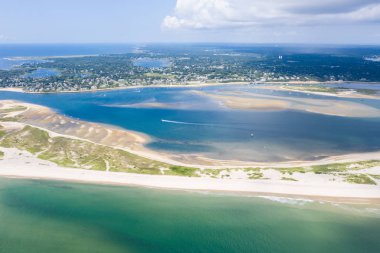 Atlantik Okyanusu'nun soğuk suları Cape Cod, Massachusetts'teki doğal bir plajda yıkanır. New England Bu güzel alan, Boston çok uzak değil, popüler bir yaz tatil beldesidir.