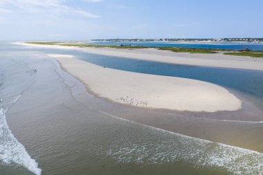 Atlantik Okyanusu'nun soğuk suları Cape Cod, Massachusetts'teki doğal bir plajda yıkanır. New England Bu güzel alan, Boston çok uzak değil, popüler bir yaz tatil beldesidir.