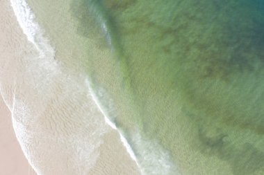 Atlantik Okyanusu'nun soğuk suları Cape Cod, Massachusetts'te doğal bir plajı yıkar. New England Bu güzel alan, Boston çok uzak değil, popüler bir yaz tatil beldesidir.