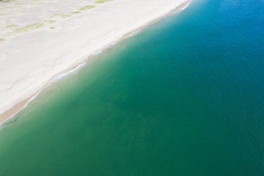 Atlantik Okyanusu'nun suları Cape Cod, Massachusetts'te doğal bir plajda yıkanar. New England Bu güzel alan, Boston çok uzak değil, popüler bir yaz tatil beldesidir.