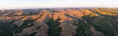 Akşam ışığı Berkeley, Oakland yakınlarındaki East Bay'de bulunan tepeleri, sırtları ve kanyonları aydınlatır ve Kuzey Kaliforniya'daki San Francisco'dan çok uzak olmayan.