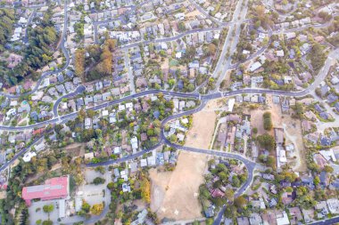 Evler kuzey Kaliforniya'da San Francisco Körfezi çevreleyen banliyölerinde içine doludur. Bu güzel alan yoğun nüfuslu. 