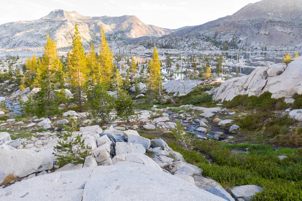 Kaliforniya'daki Sierra Nevada dağları, buzullar tarafından yontulmuş 100 milyon yıllık granitten oluşur. Dağ sırası 3 milli park ve 20 vahşi alaniçerir.