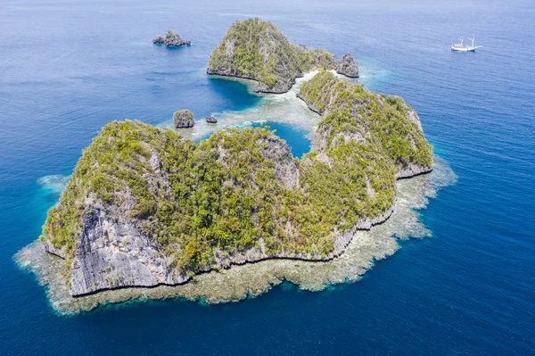 Fringing Coral Reefs Thrive Edge Beautiful Limestone Islands Found Misool — Stock Photo, Image