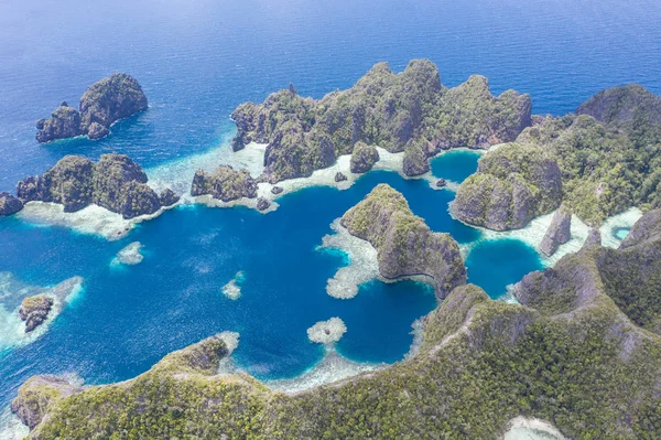 Okrajové Korálové Útesy Vzkvétají Podél Okraje Krásných Vápencových Ostrovů Nacházejících — Stock fotografie