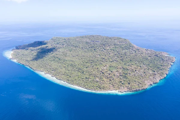 遠く離れたインドネシアの島は バンダ海の健全なサンゴ礁に囲まれています この遠隔地には特別な海洋生物多様性があり 人気のあるスキューバダイビングやシュノーケリングの目的地です — ストック写真