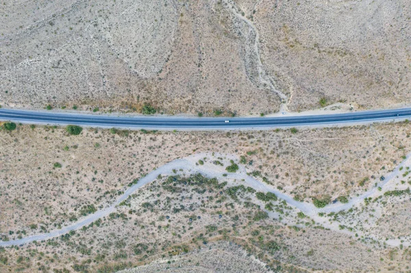 鸟瞰图显示了内华达州拉斯维加斯周围的一条穿越沙漠的道路 这个沙漠地区夏季平均气温超过95度 — 图库照片