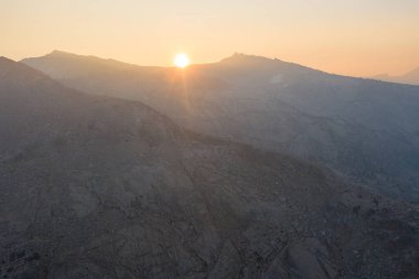 Gündoğumu Sierra Nevada Dağları 'ndaki yüksek rakımlı zirveleri selamlıyor. Kaliforniya 'nın doğu kıyısında uzanan Sierra Nevada Dağları, Batı Amerika' nın en büyük sıradağlarıdır..