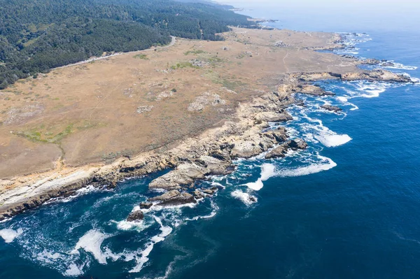 Ocean Spokojny Myje Się Wzdłuż Chropowatej Linii Brzegowej Północnej Kalifornii — Zdjęcie stockowe