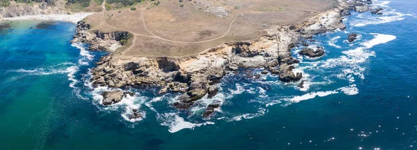 Der Pazifik Spült Einem Ruhigen Tag Der Zerklüfteten Küste Nordkaliforniens — Stockfoto